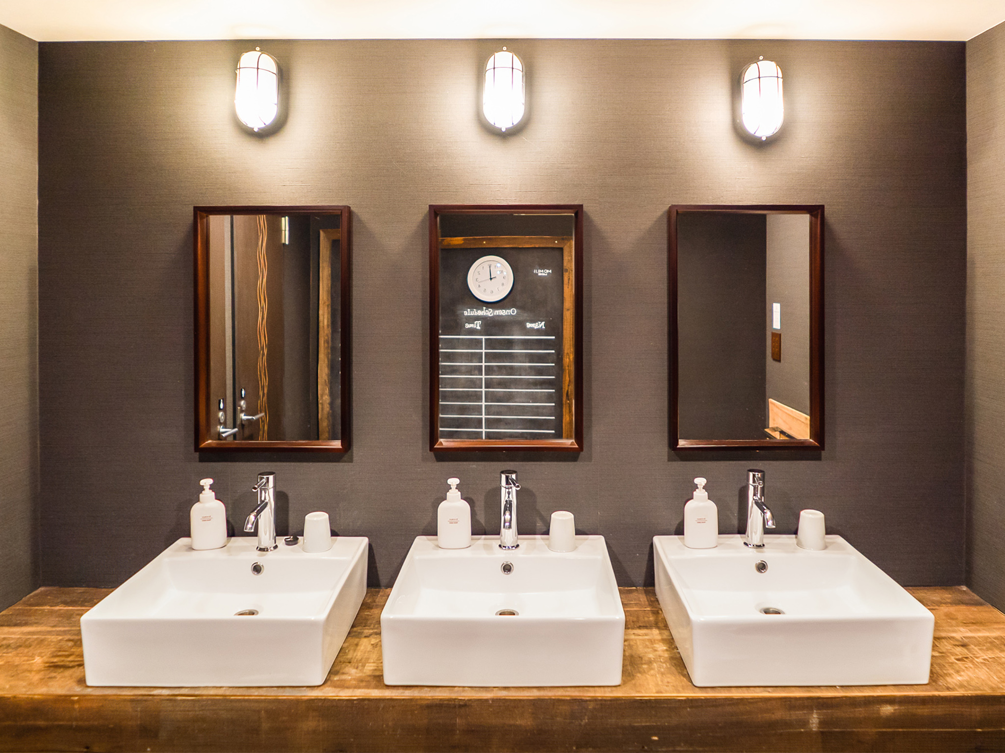 Momiji Lodge - Bathroom with three sinks